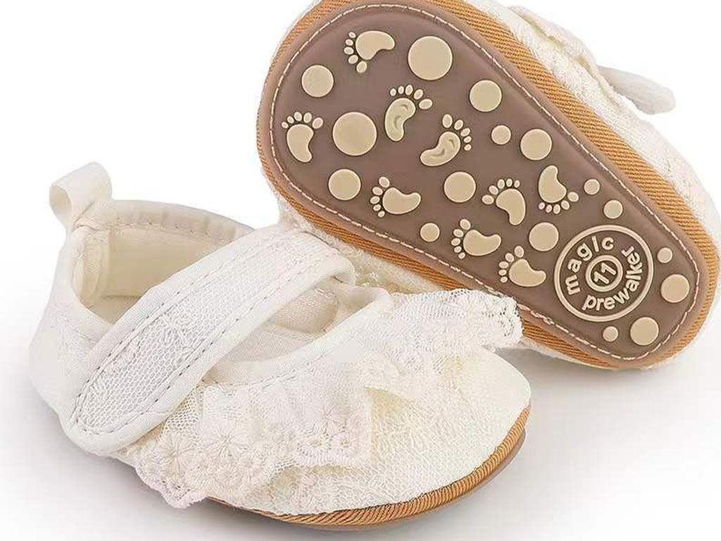 پاپوش شیری رنگ  استپ دار نوزادی دخترانه طرح گیپور توردار