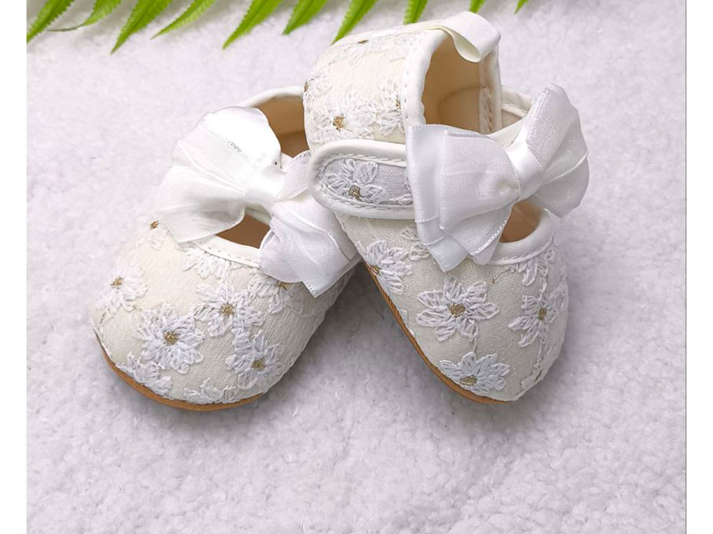 پاپوش استپ دار نوزادی رنگ سفید شیری خامه دوزی طرح پاپیون