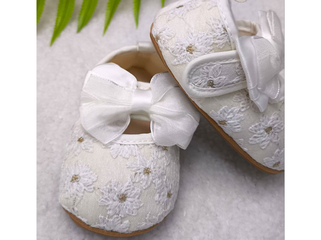 پاپوش استپ دار نوزادی رنگ سفید شیری خامه دوزی طرح پاپیون