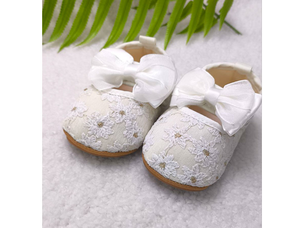 پاپوش استپ دار نوزادی رنگ سفید شیری خامه دوزی طرح پاپیون