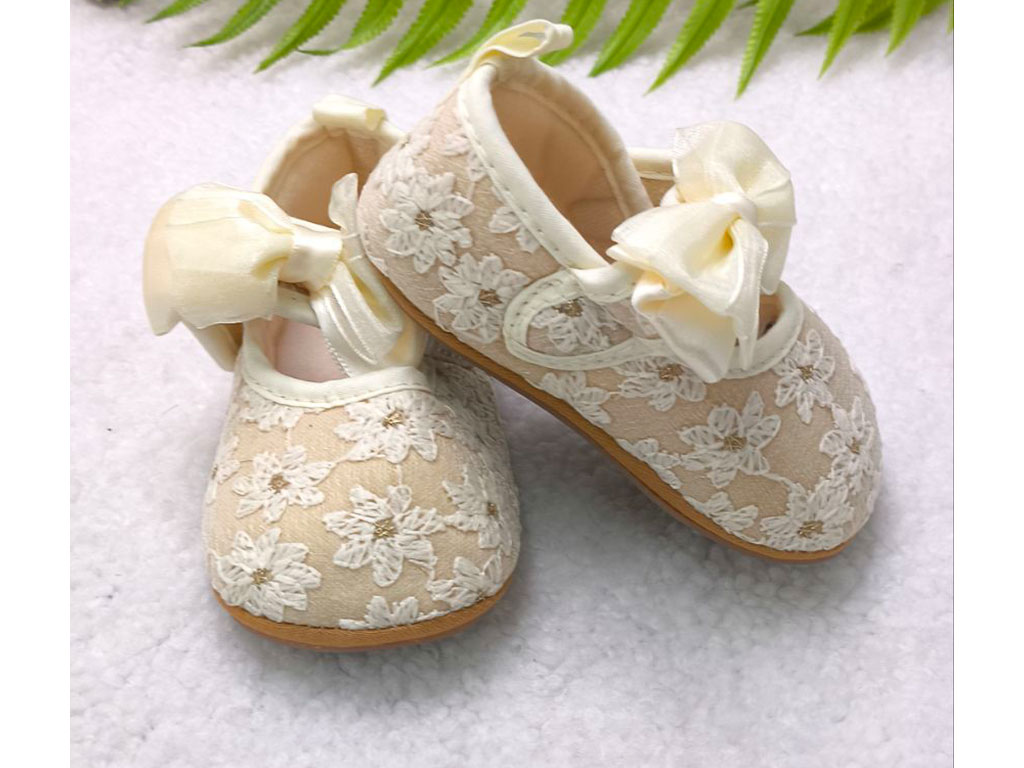 پاپوش استپ دار نوزادی رنگ کرم خامه دوزی طرح پاپیون کرم