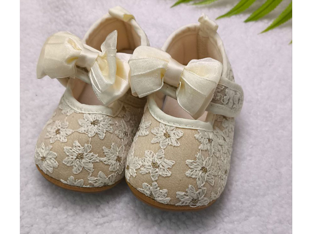 پاپوش استپ دار نوزادی رنگ کرم خامه دوزی طرح پاپیون کرم