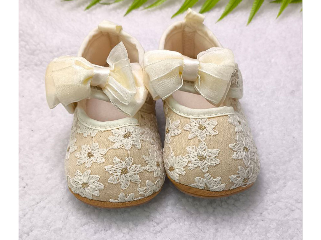 پاپوش استپ دار نوزادی رنگ کرم خامه دوزی طرح پاپیون کرم