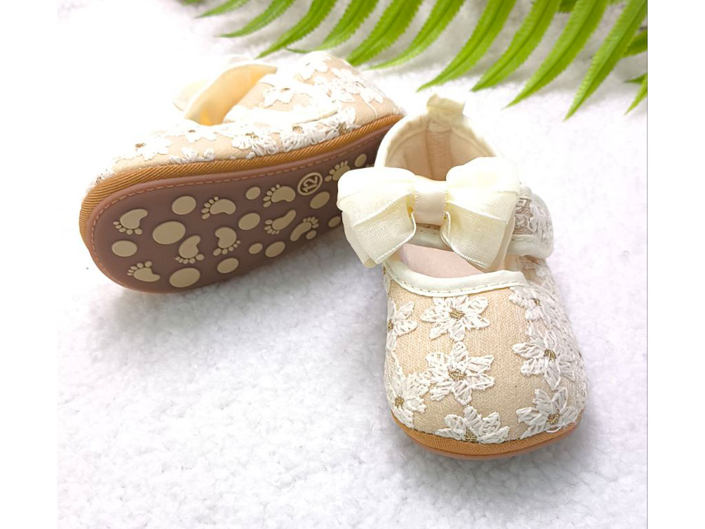 پاپوش استپ دار نوزادی رنگ کرم خامه دوزی طرح پاپیون کرم