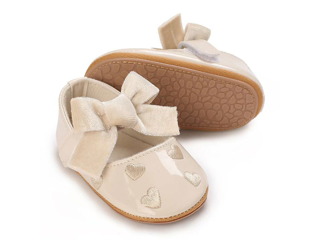 پاپوش کرم رنگ  استپ دار نوزادی دخترانه قلب برجسته طرح پاپیون