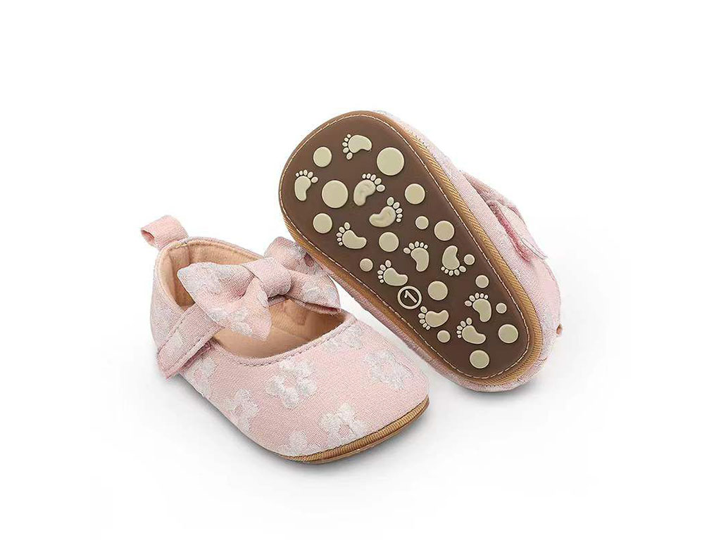 پاپوش استپ دار نوزادی رنگ صورتی طرح گل های سفید