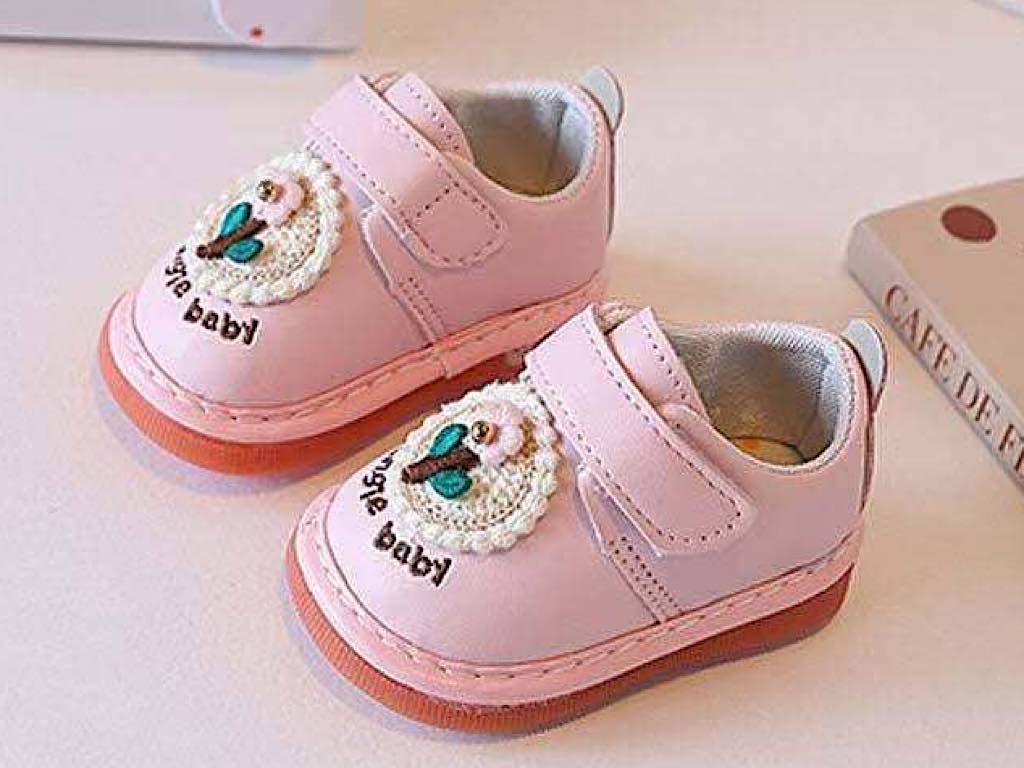 کفش سوتی دخترانه نوزادی رنگ صورتی طرح گل
