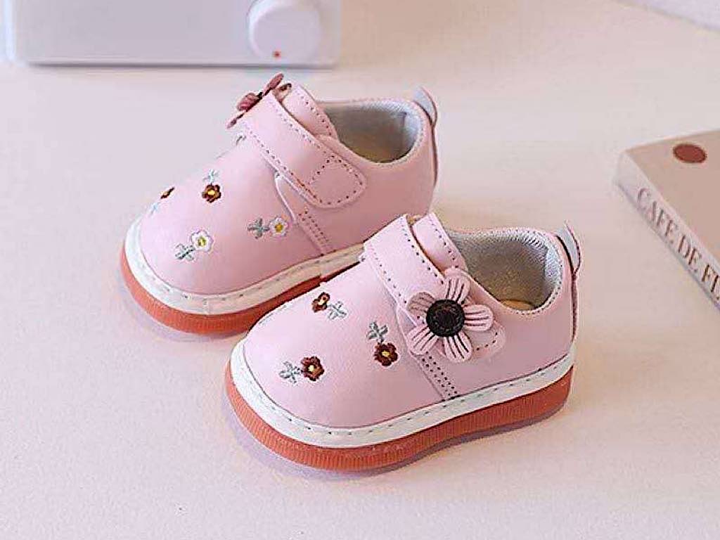 کفش سوتی دخترانه نوزادی رنگ صورتی طرح گل گلدوزی شده