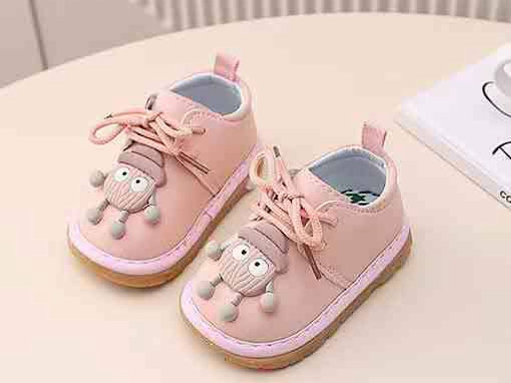 کفش سوتی دخترانه نوزادی رنگ صورتی طرح آدمک