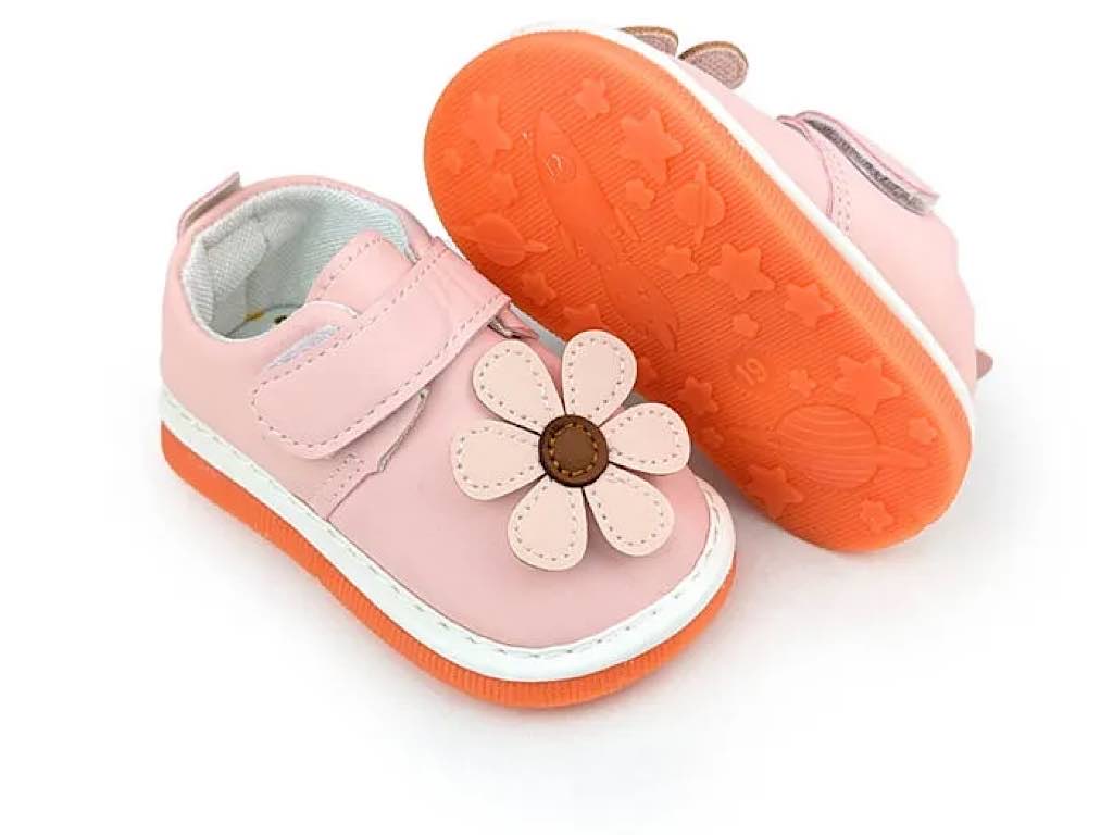 کفش سوتی دخترانه نوزادی رنگ صورتی طرح گل برجسته