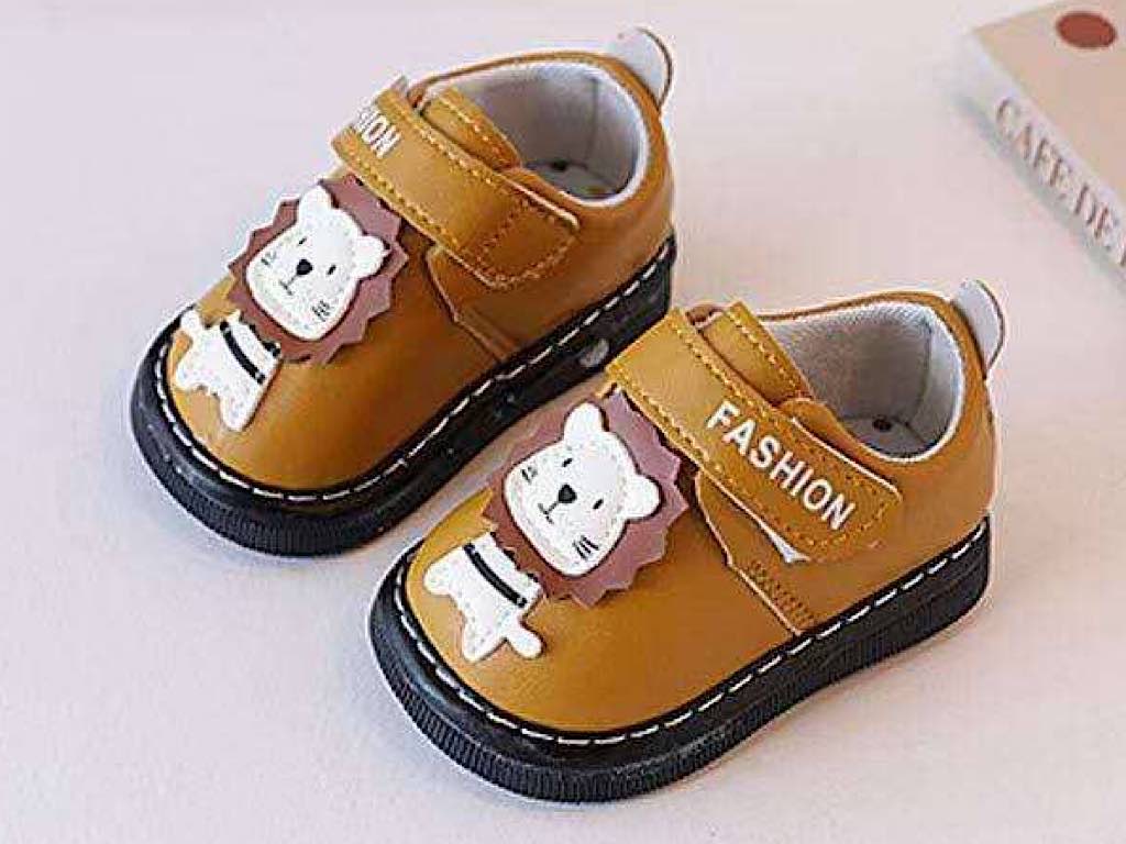 کفش سوتی و جغجغه ای نوزادی قهوه ای عسلی  رنگ مدل شیر