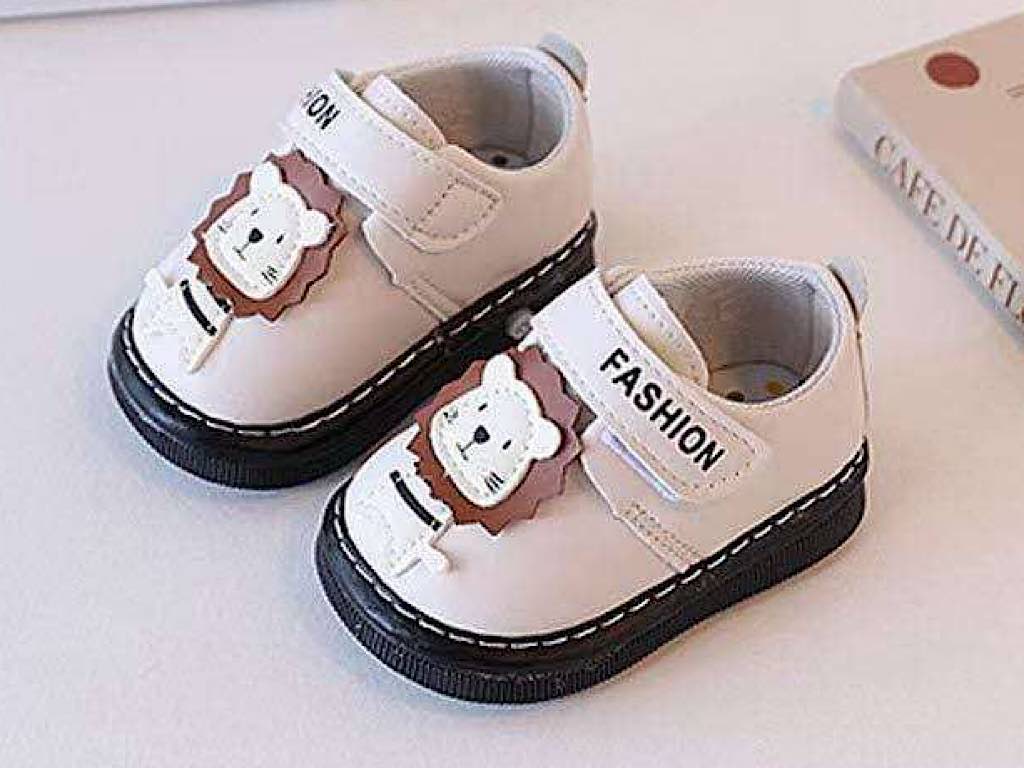 کفش سوتی و جغجغه ای نوزادی شیری رنگ مدل شیر