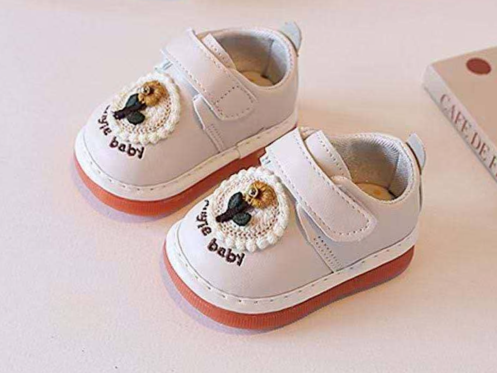 کفش سوتی دخترانه نوزادی رنگ شیری طرح گل