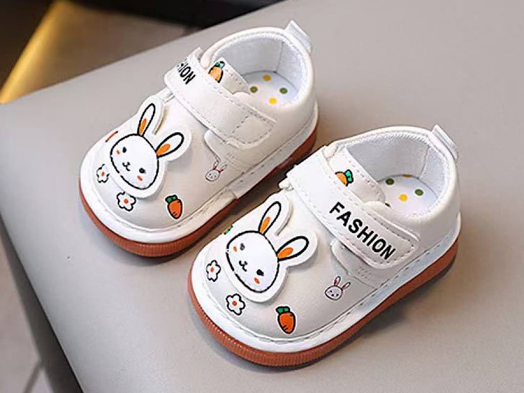 کفش سوتی دخترانه نوزادی رنگ کرم/سفید طرح خرگوش و هویج
