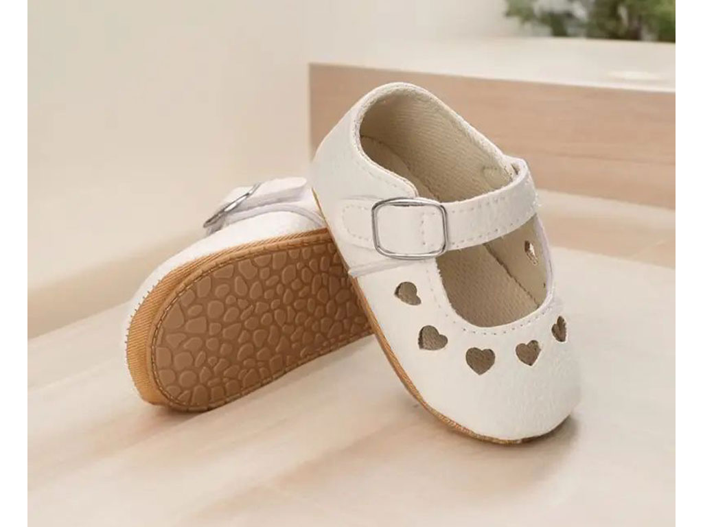 پاپوش سفید رنگ استپ دار نوزادی دخترانه طرح قلب