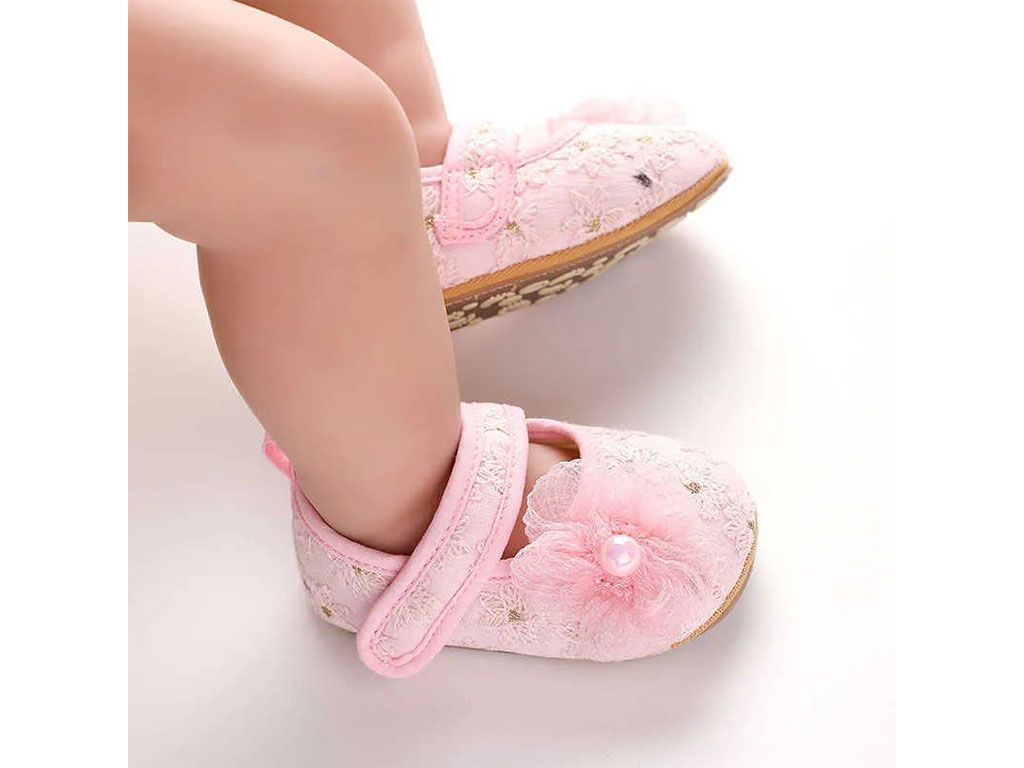 پاپوش استپ دار نوزادی رنگ صورتی خامه دوزی طرح گل