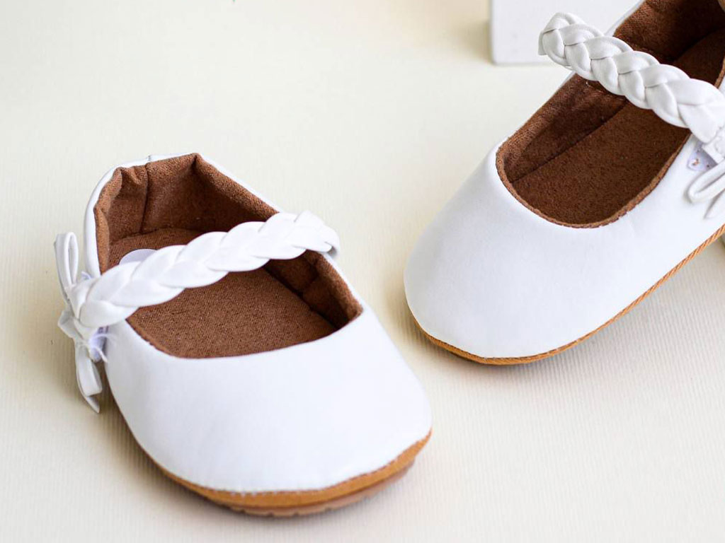 پاپوش نوزادی دخترانه سفید رنگ طرح بند بافت