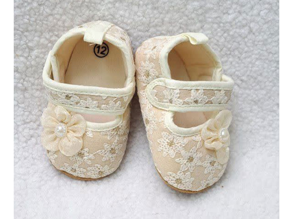 پاپوش استپ دار نوزادی رنگ کرم طرح گل برجسته