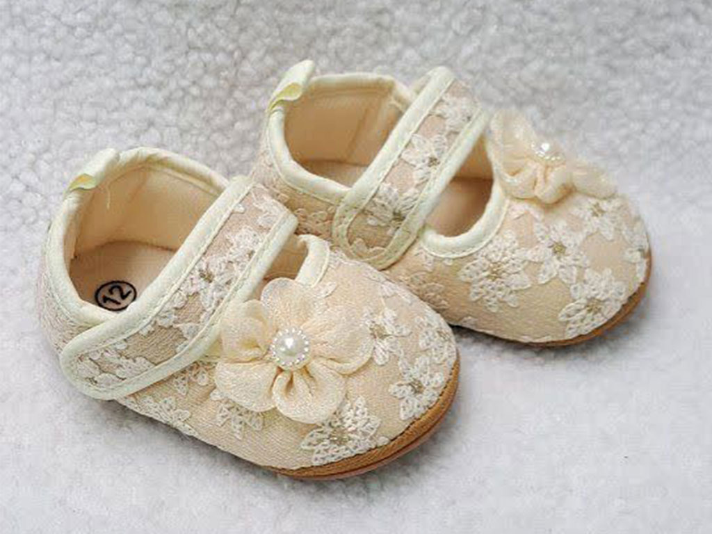 پاپوش استپ دار نوزادی رنگ کرم طرح گل برجسته