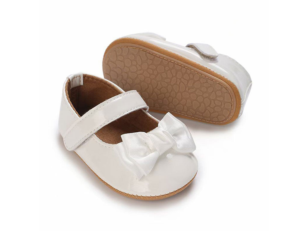 کفش سوتی دخترانه نوزادی رنگ شیری طرح گل برجسته