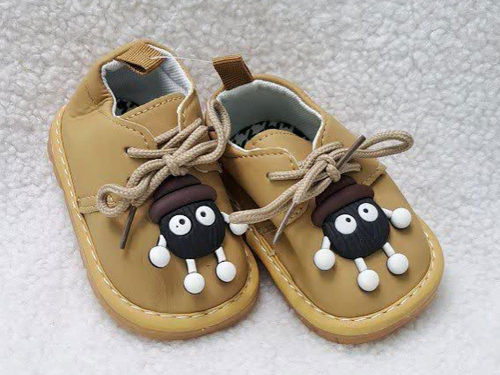 کفش سوتی و جغجغه ای نوزادی نسکافه ای رنگ مدل آدمک