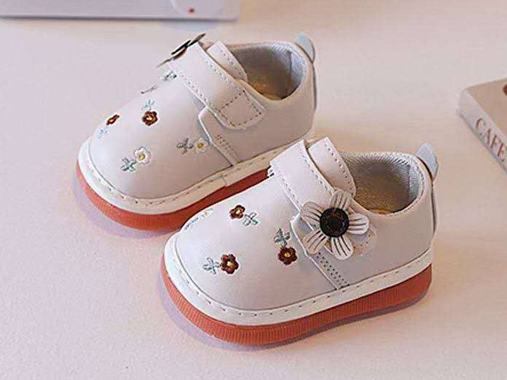 کفش سوتی دخترانه نوزادی رنگ کرم شیری طرح گل گلدوزی شده