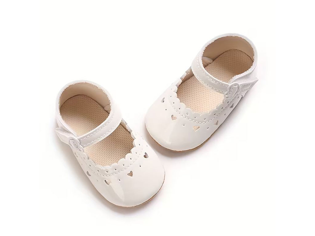 پاپوش سفید رنگ استپ دار نوزادی دخترانه طرح لبه قلب دار