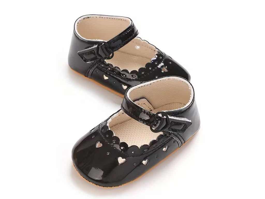 پاپوش مشکی رنگ استپ دار نوزادی دخترانه طرح لبه قلب دار