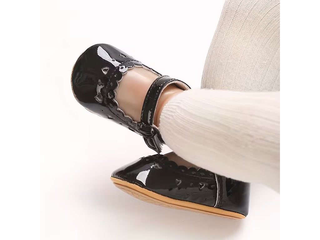 پاپوش مشکی رنگ استپ دار نوزادی دخترانه طرح لبه قلب دار