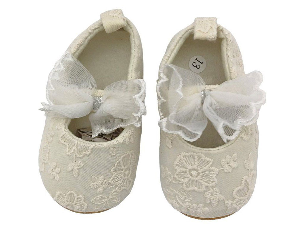 پاپوش استپ دار نوزادی رنگ سفید شیری خامه دوزی طرح پاپیون توری