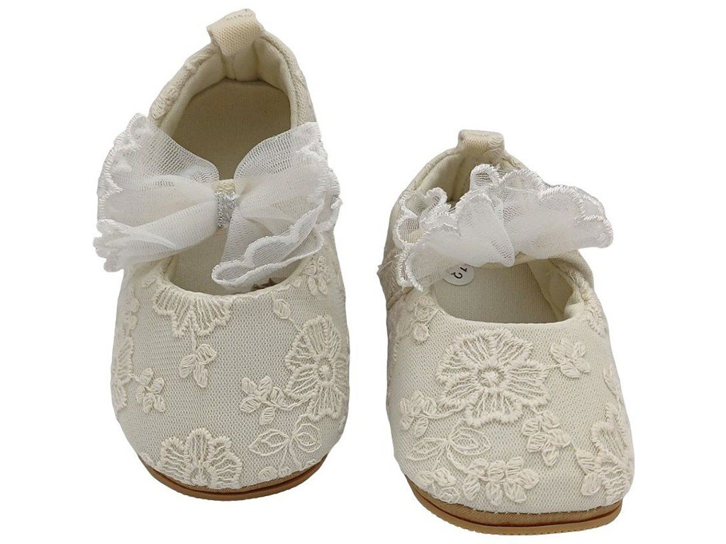 پاپوش استپ دار نوزادی رنگ سفید شیری خامه دوزی طرح پاپیون توری