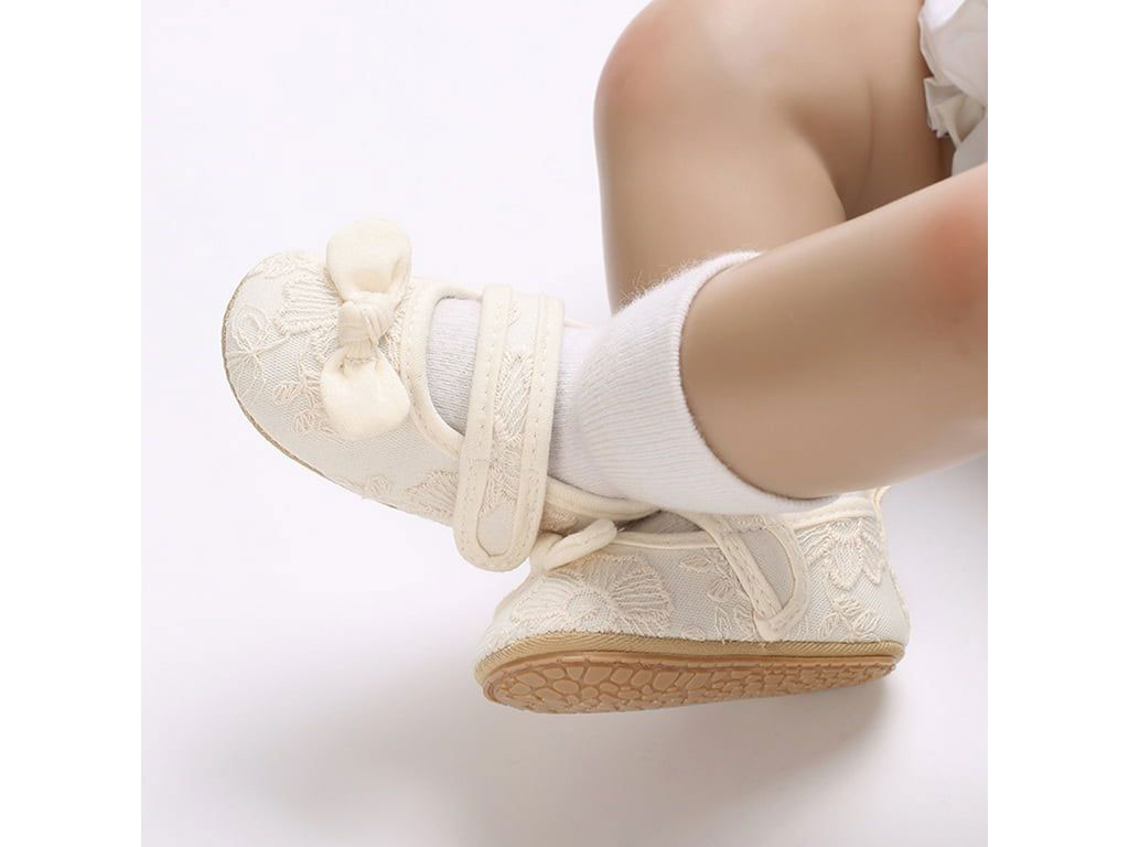 پاپوش استپ دار نوزادی رنگ شیری خامه دوزی طرح پاپیون گره