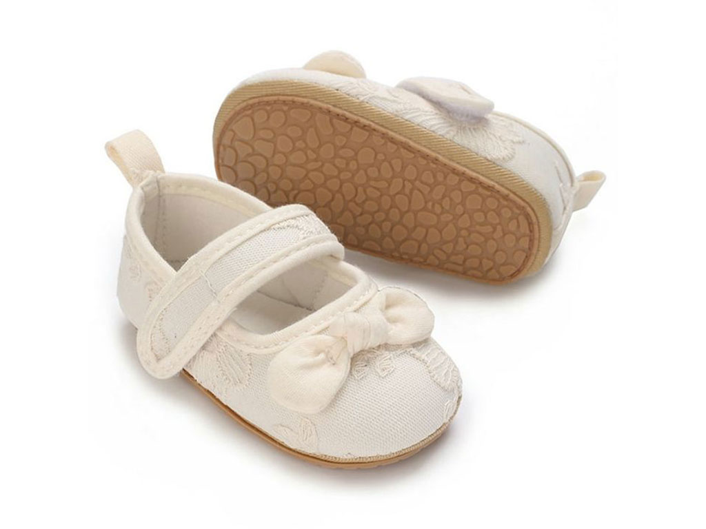 پاپوش استپ دار نوزادی رنگ شیری خامه دوزی طرح پاپیون گره