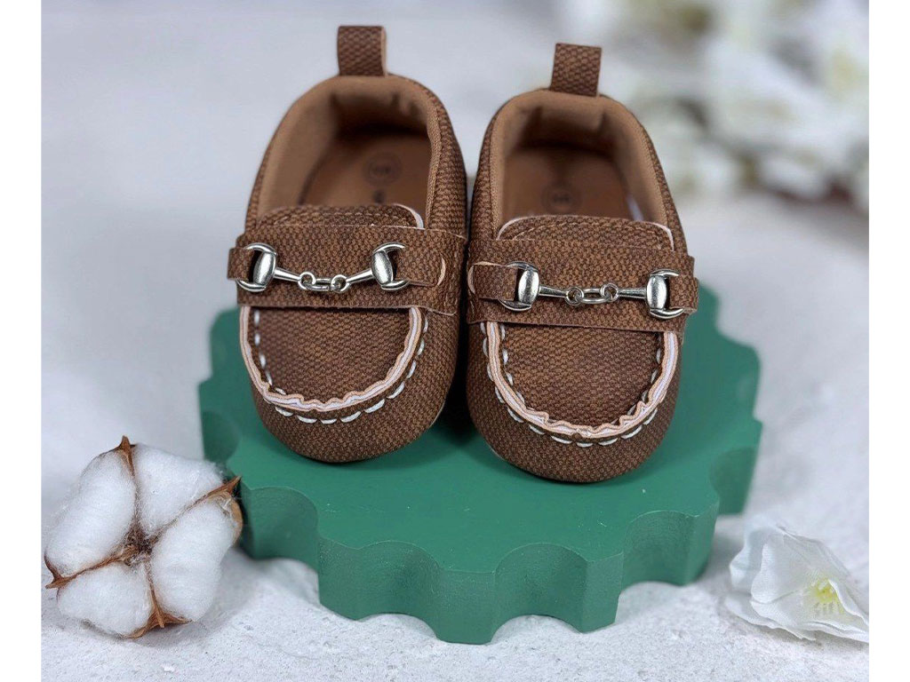 پاپوش طرح کالج قهوه ای رنگ پسرانه نوزادی سگک دار