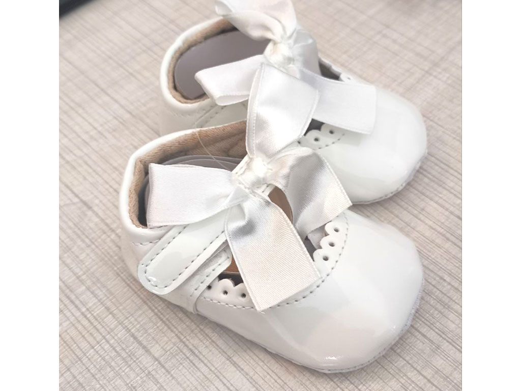 پاپوش سفید رنگ استپ دار نوزادی دخترانه طرح لبه چین