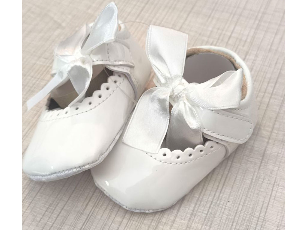 پاپوش سفید رنگ استپ دار نوزادی دخترانه طرح لبه چین