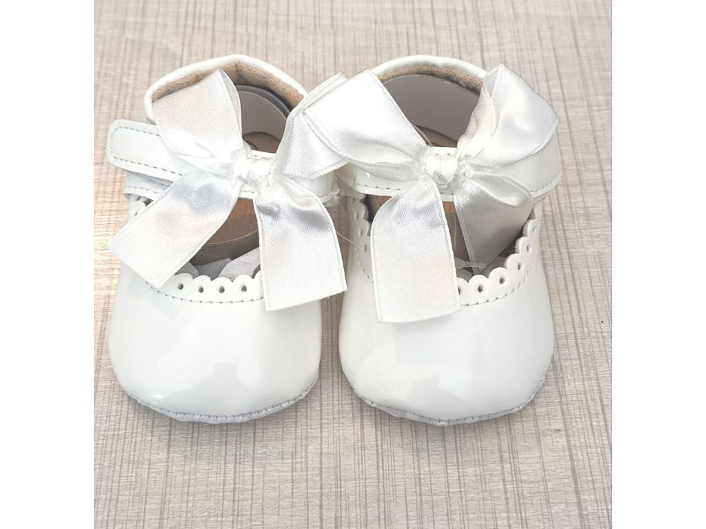 پاپوش سفید رنگ استپ دار نوزادی دخترانه طرح لبه چین