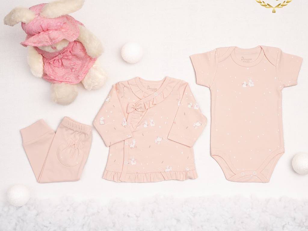 ست 3 تکه بیمارستانی نوزادی دخترانه صورتی با طرح خرگوش برفی دانالو Danaloo