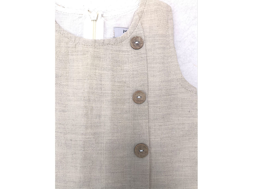 سارافون دخترانه رنگ نسکافه ای طرح نقلی بغل دکمه چین دار