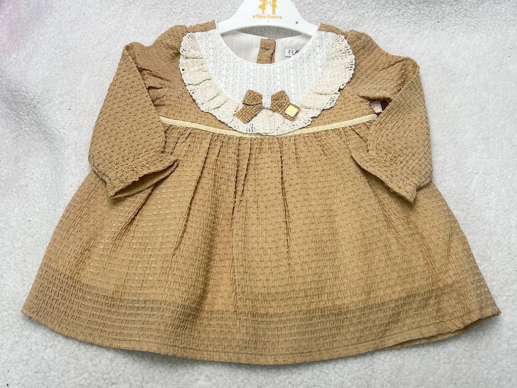 پیراهن دخترانه نخودی رنگ  جلو سینه گیپور پاپیون دار نیوبرن New Born