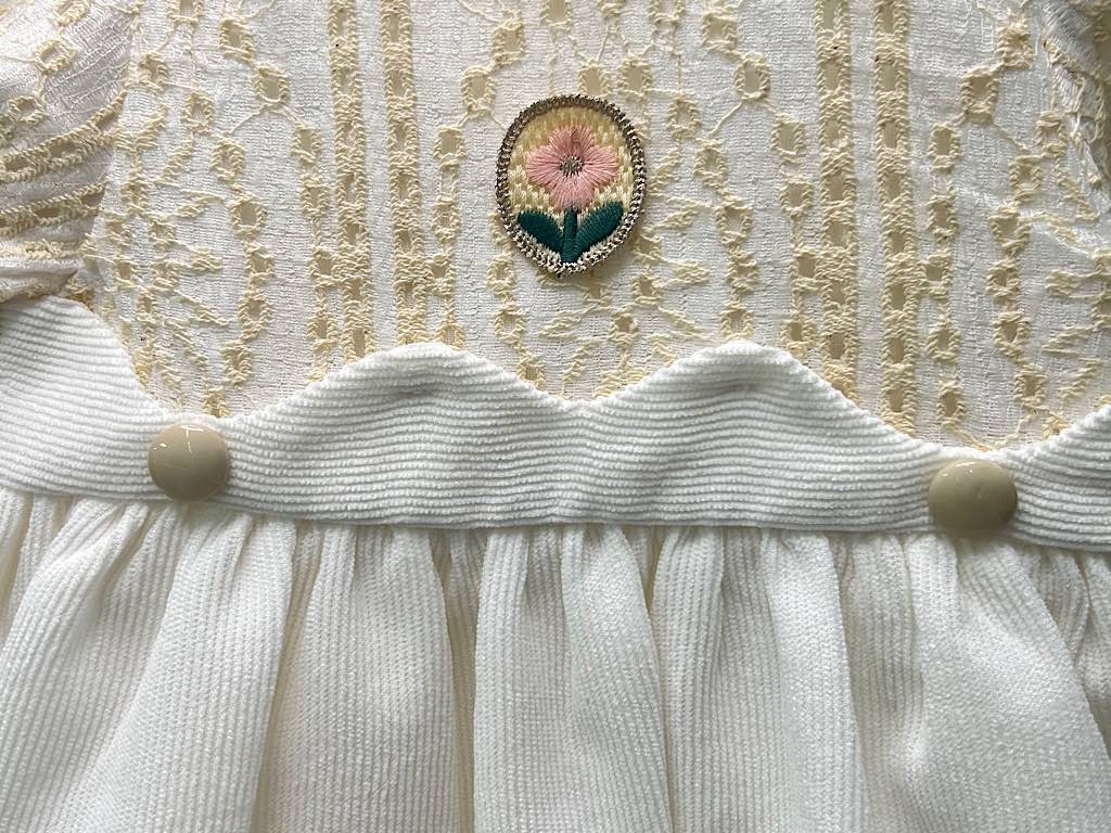 پیراهن دخترانه مخمل شیری بالا تنه دانتل گلدوزری شده نیو برن new born