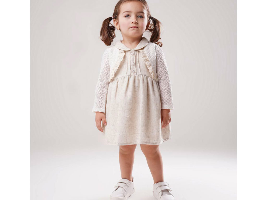 پیراهن نوزادی رنگ کرم دخترانه کنفی کت نما گیپور طرح یقه ب ب سه دکمه