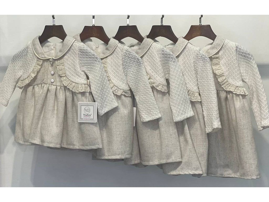 پیراهن نوزادی رنگ کرم دخترانه کنفی کت نما گیپور طرح یقه ب ب سه دکمه