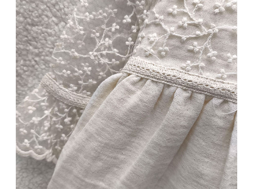 سارافون نوزادی رنگ کرم دخترانه کنفی بالا تور و گیپور طرح گل