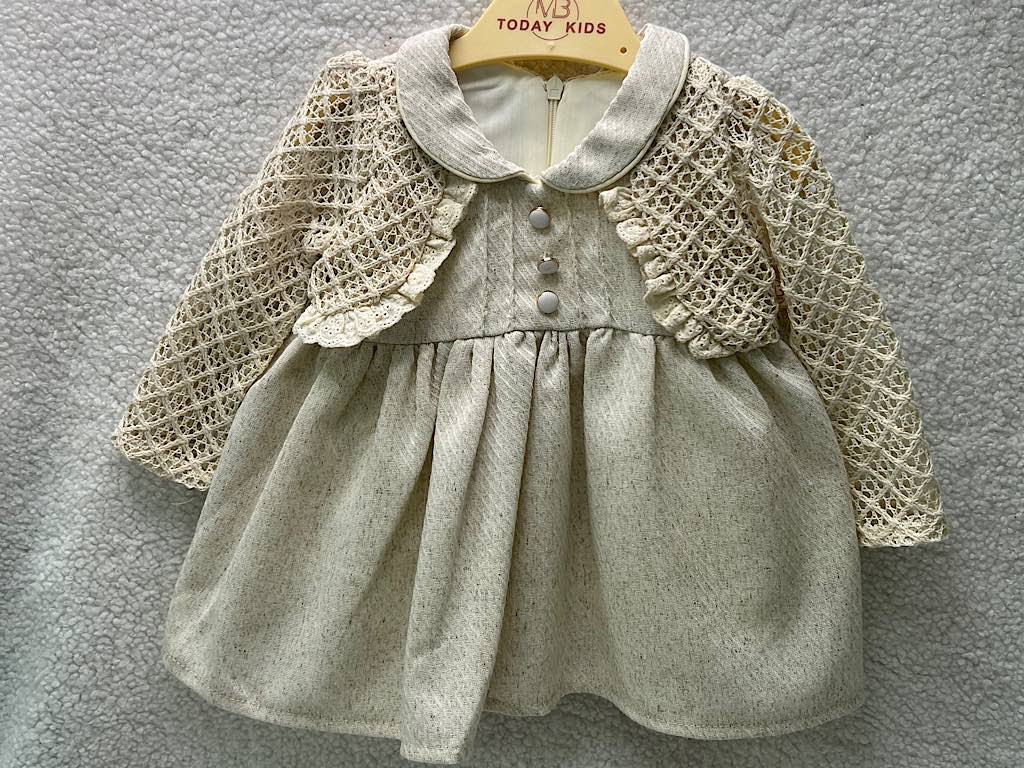 پیراهن نوزادی رنگ کرم دخترانه کنفی کت نما گیپور طرح یقه ب ب سه دکمه