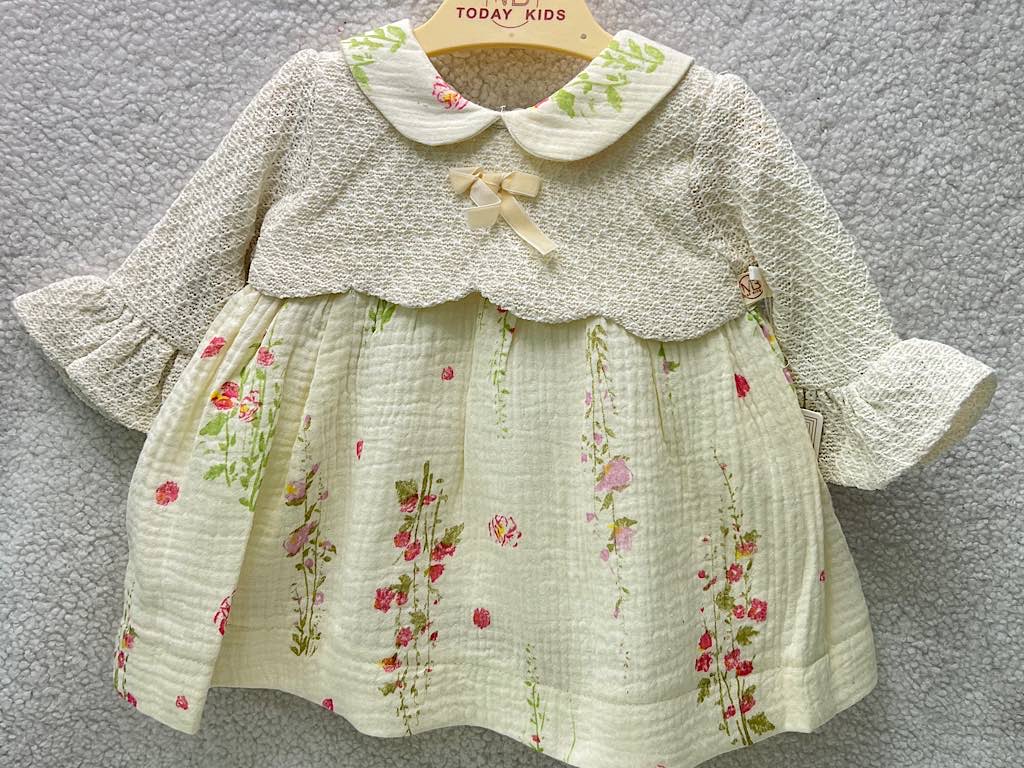 پیراهن نوزادی رنگ شیری دخترانه کمر هلالی دبل یقه ب ب طرح گل
