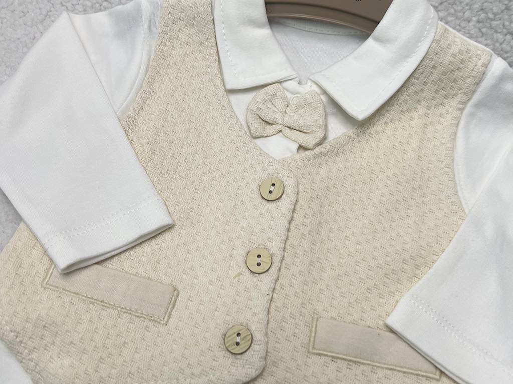 سرهمی جوراب و جلیقه دار نوزادی پسرانه شیری با جلیقه کرم رنگ  بب لینا BEBELINNA