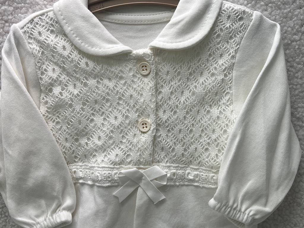 سرهمی جورابدار  جلو سینه قلاب دوزی شده  نوزادی دخترانه شیری رنگ بب لینا BEBELINNA