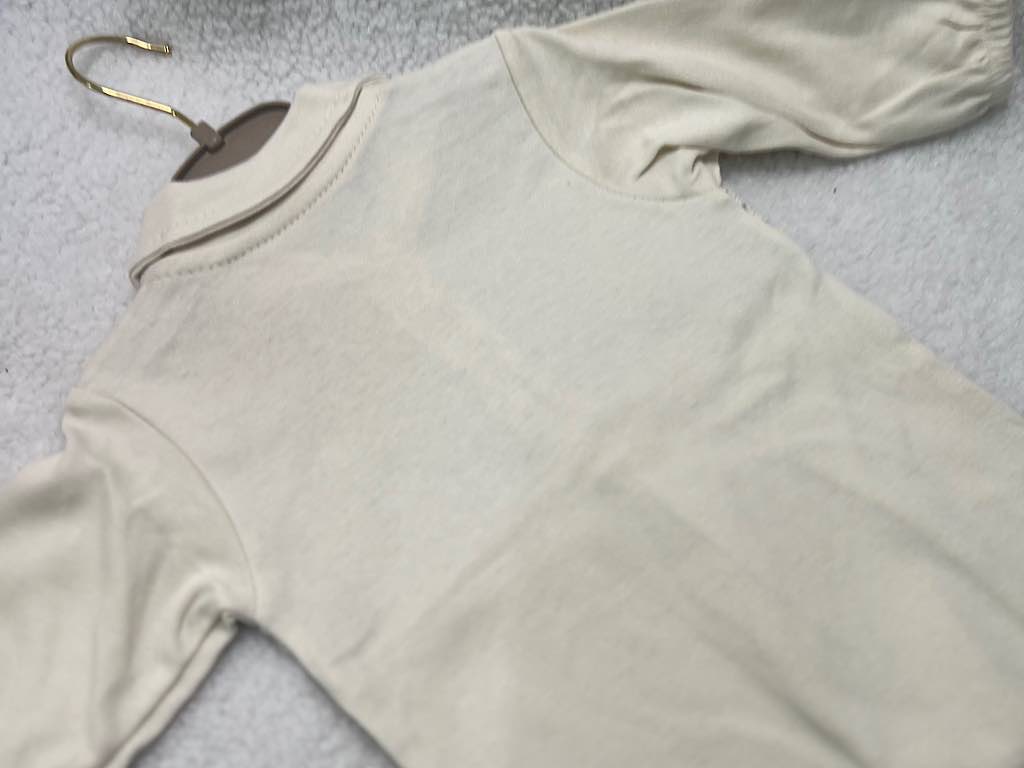 سرهمی جورابدار  جلو سینه قلاب دوزی شده  نوزادی دخترانه کرم رنگ بب لینا BEBELINNA