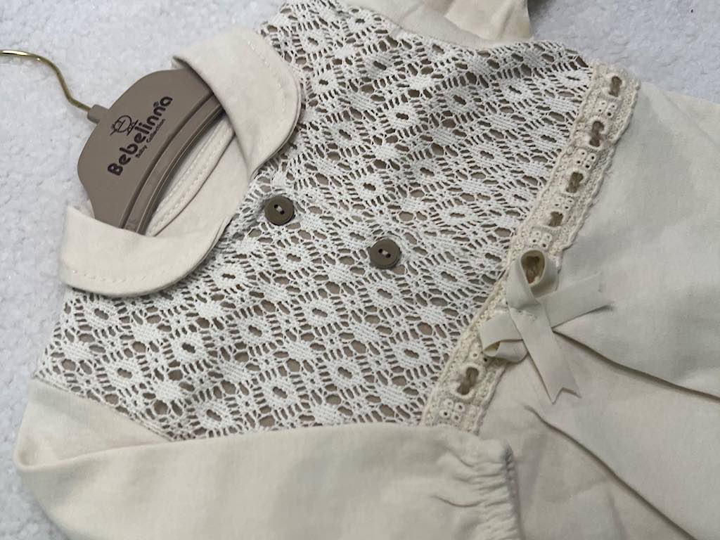 سرهمی جورابدار  جلو سینه قلاب دوزی شده  نوزادی دخترانه کرم رنگ بب لینا BEBELINNA